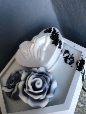 Bomboniere hands united with ring new, made of plaster and wax