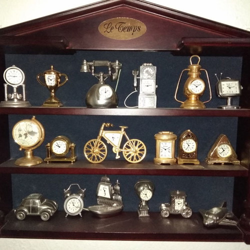 Le Temps miniature clocks new, collection of 18 with wooden case