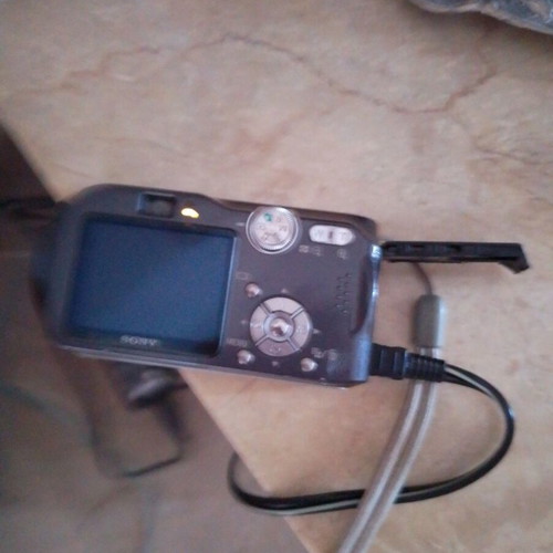Sony Cyber-shot camera 7.2 megapixels like new with charger and case