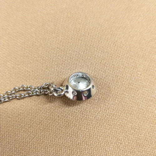 Pendant with fuchsia crystal and metal chain