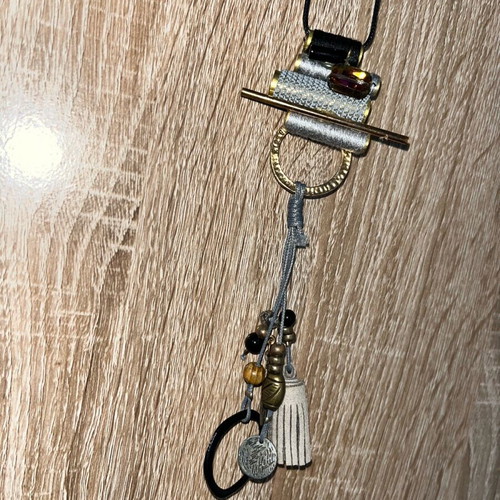 Necklaces like new, pack of 4 multicolored