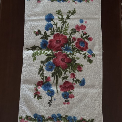 Towel set like new with colorful flowers, 3 pieces