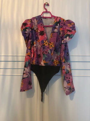 Floral bodysuit with shoulder pads like new, multicolor
