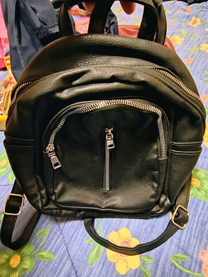 Μαύρη τσάντα πλάτης σαν καινούργια