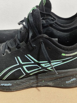Asics Nimbus 26 running shoes like new, size 44, black