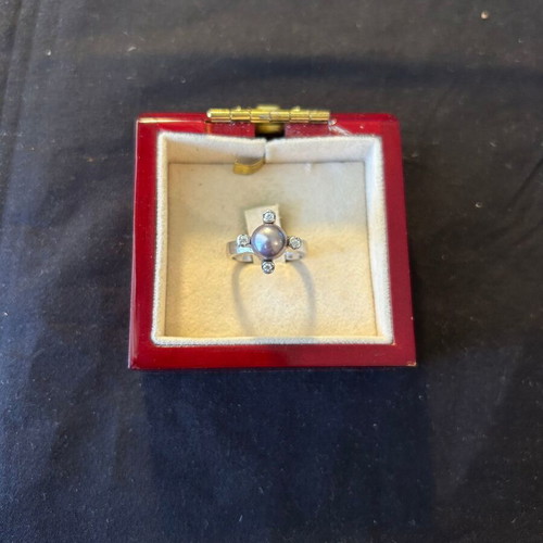 Silver 925 ring with white stones like new