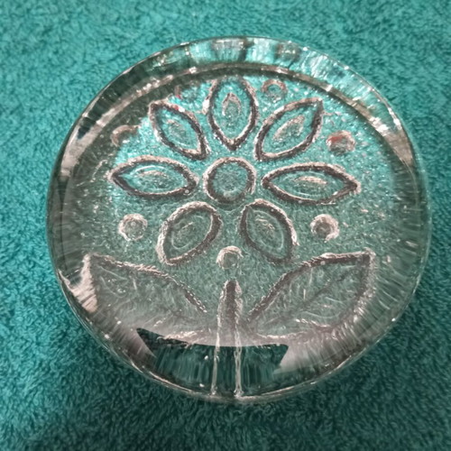 Glass paperweight with daisy, new