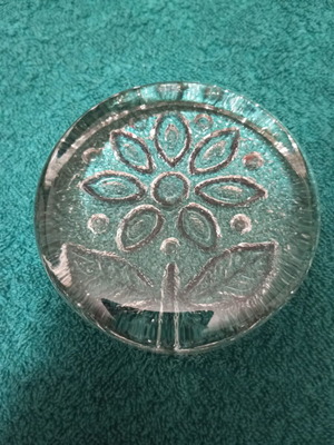 Glass paperweight with daisy, new
