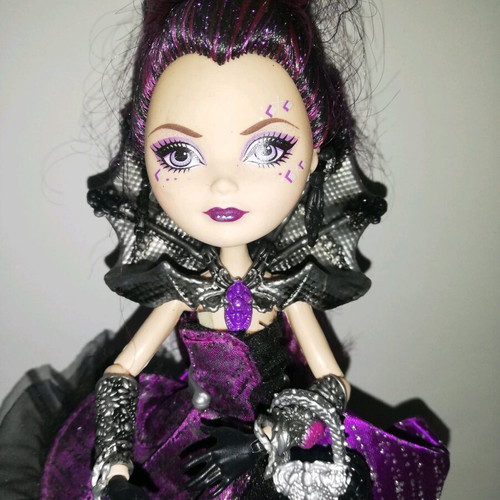 Ever After High Raven Queen doll like new, complete with accessories and stand