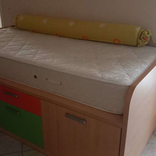 Children's Platform Bed like new, space-saving with storage