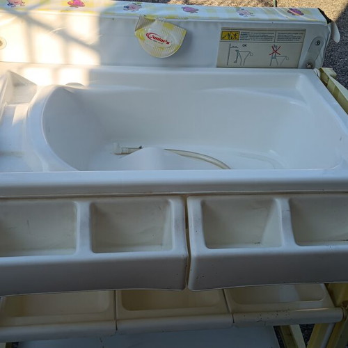 Changing table and baby bath used with many storage pockets