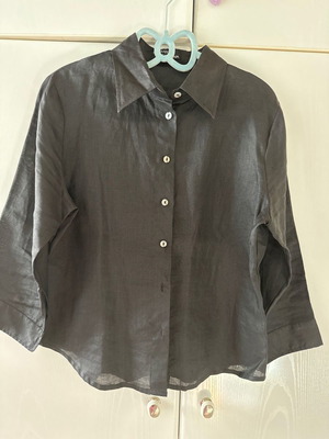 Summer black shirt size M used with mother-of-pearl buttons