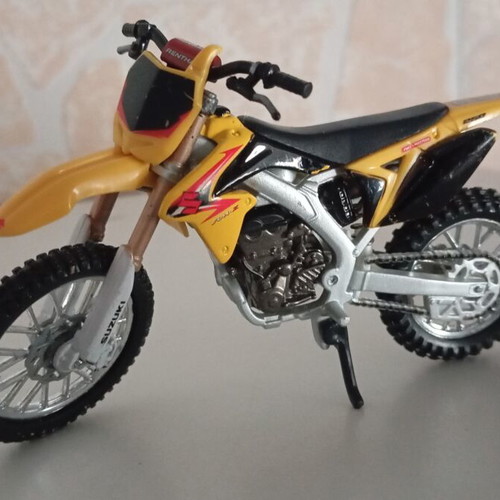 Suzuki RM Z450 Burago model bike like new, 13 cm