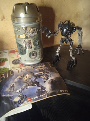 Lego Bionicle 8532 Onua Toa Mata 2001 like new, complete figure with instructions and canister