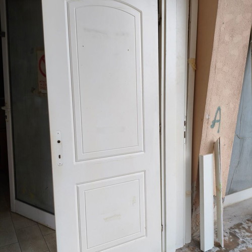 Πόρτα εσωτερική 210Χ89 δεξιά μεταχειρισμένη με κάσα και μπασκιά