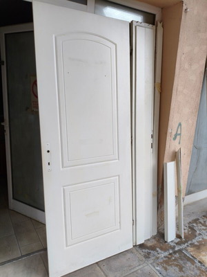 Πόρτα εσωτερική 210Χ89 δεξιά μεταχειρισμένη με κάσα και μπασκιά