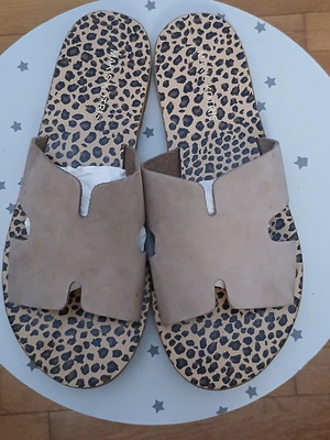 Makis Kotris flat leather sandals size 38 like new, beige