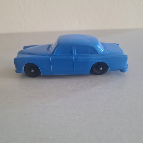 Volvo Amazon 1:43 vinyl toy car like new