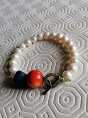 Bracelet like new, white and red, unique beautiful