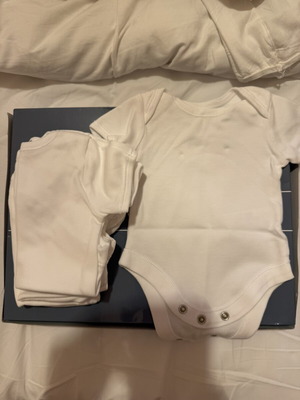 5 white short-sleeve bodysuits, 100% organic cotton