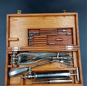 Κουτί με διάφορα vintage ιατρικά εργαλεία