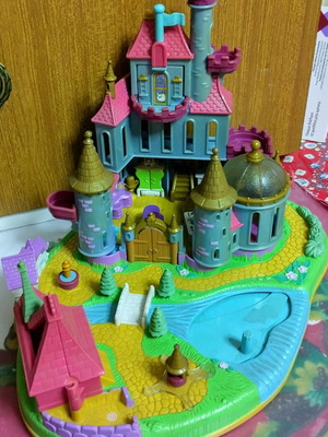 Polly pocket Disney beauty and the beast magical castle με 4 φιγούρες 70 ευρώ.