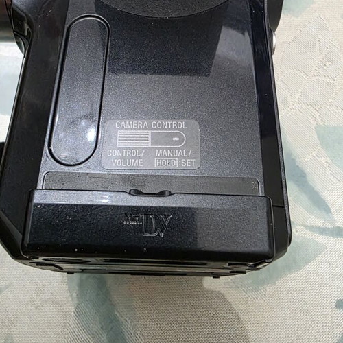 Sony DCR-PC1000E 3CMOS MiniDV 2.8 Megapixel Handycam Camcorder