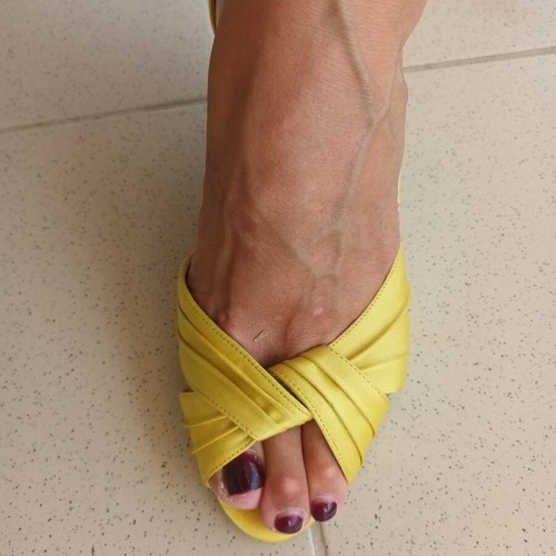 Vintage yellow satin pumps size 40