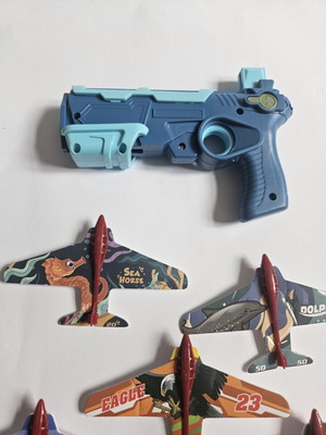 Children's toy gun with paper airplane launcher, new, set of 6 planes