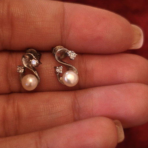 Stud earrings with pearl and white zircon, like new, silver tone
