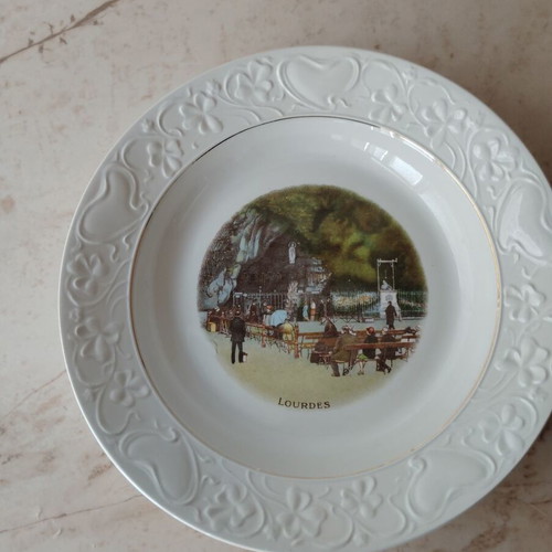 Collector plate like new with embossed border and Lourdes scene