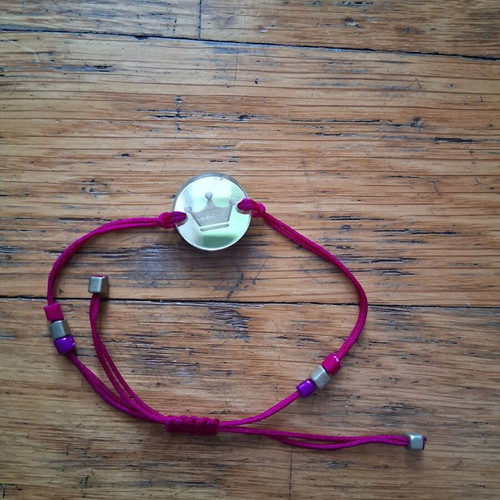 Bracelet with thread and decorative plexiglass used, pink and gold