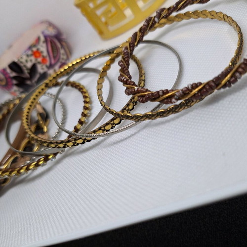Various bracelets like new, set