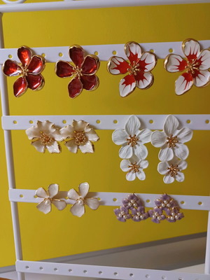Floral-faux earrings like new, pack of 6 pieces