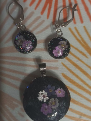 Jewelry set necklace with earrings made of resin new