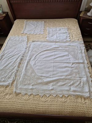Handmade table linens set of 4, white, like new