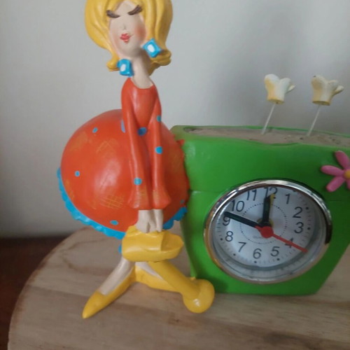 Table clock with female figure used, analog