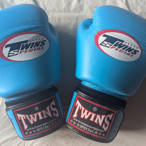 Twins Special BGVL-3 boxing gloves size 14, like new, blue