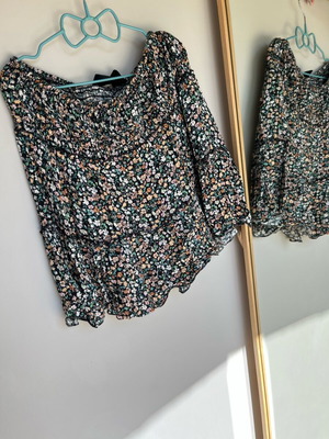 Pull & Bear t-shirt like new, size M, black and red