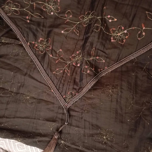 Table runner like new with pearls and brown embroidery