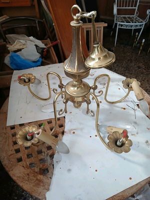 Ceiling chandelier used in good condition