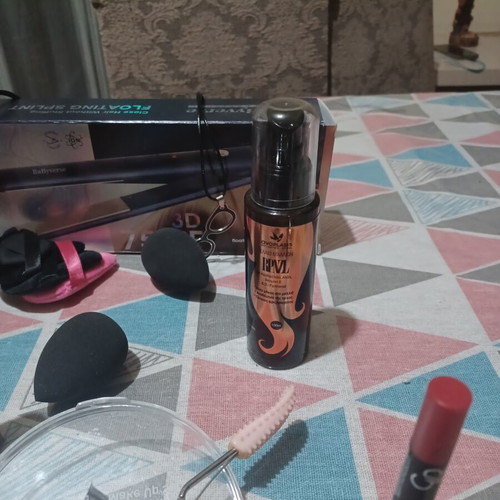Cosmetics set with hair straightener like new