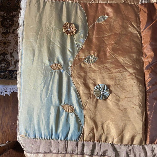 Patchwork bed cover set like new with 2 large pillowcases and 2 extra large pillows