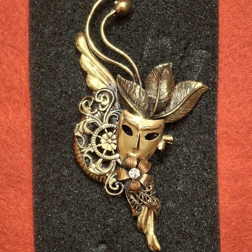 Vintage 90s mask brooch with flower used, bronze tone
