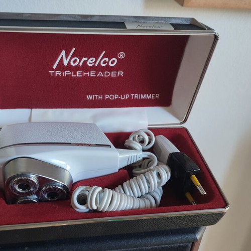 Norelco SC8130 Electric Shaver vintage, like new, with case