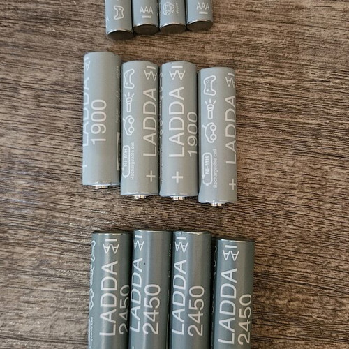Stenkol charger and 12 Ladda rechargeable batteries like new