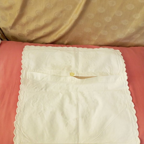 White pillowcase like new, size 35x35
