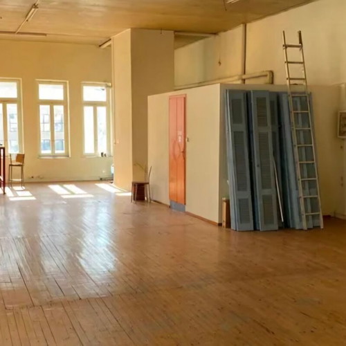 Hall 145 sqm on 2nd floor of listed building in Piraeus