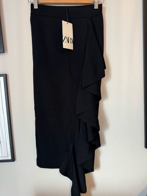 Pencil skirt Zara new, black, size Small with ruffle detail