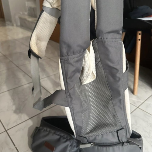 Comfortable baby carrier with support seat and zipper storage
